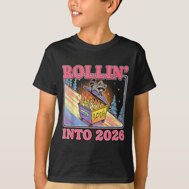 Camiseta Rollin' Into 2026 Funny Raccoon Meme Happy New Yea (Anverso)