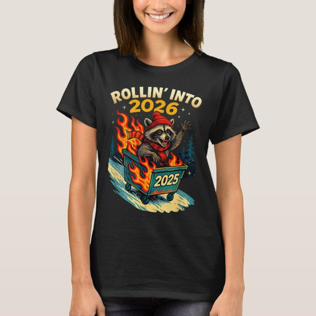Camiseta Rollin Into 2026 Raccoon Funny Dumpster Fire 2025  (Anverso)
