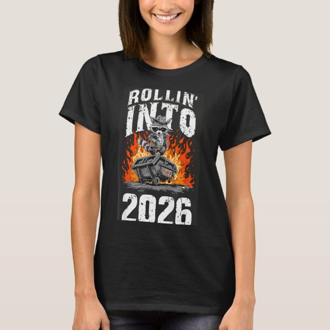 Camiseta Rollin Into 2026 Raccoon Funny Dumpster Fire 2025  (Anverso)