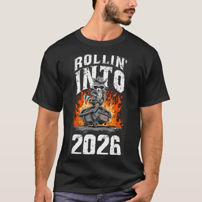 Camiseta Rollin Into 2026 Raccoon Funny Dumpster Fire 2025  (Anverso)