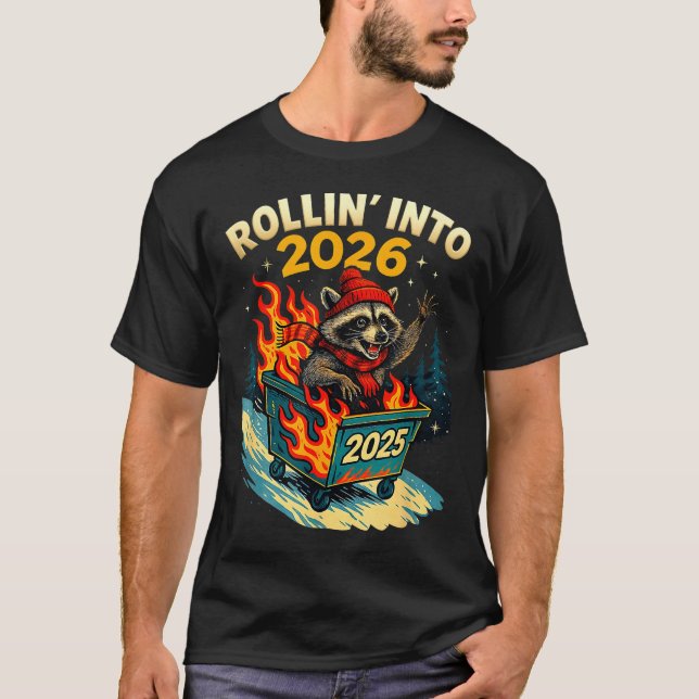 Camiseta Rollin Into 2026 Raccoon Funny Dumpster Fire 2025  (Anverso)