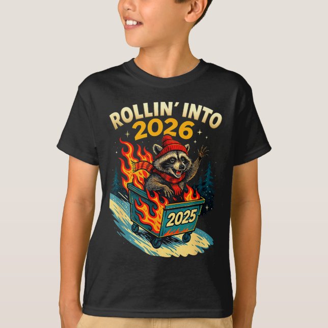 Camiseta Rollin Into 2026 Raccoon Funny Dumpster Fire 2025  (Anverso)