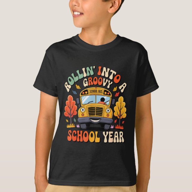 Camiseta Rollin Into A Groovy School Year Retro School Bus  (Anverso)