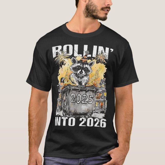 Camiseta Rolling Into 2026 Trash Racoon Funny New Years Eve (Anverso)