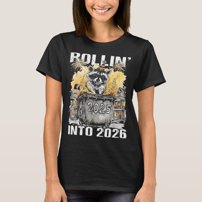 Camiseta Rolling Into 2026 Trash Racoon Funny New Years Eve (Anverso)