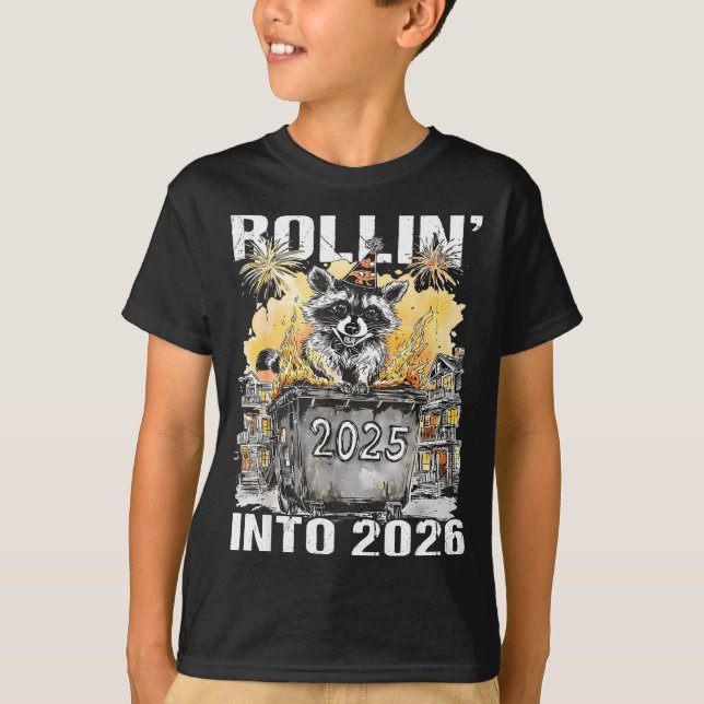 Camiseta Rolling Into 2026 Trash Racoon Funny New Years Eve (Anverso)