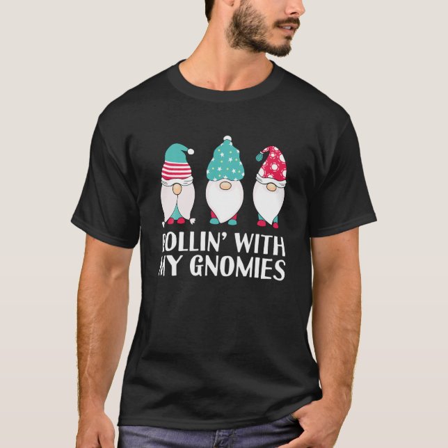 Camiseta Rolling With My Gnomies Funny Gnome Pun Garden Gno (Anverso)