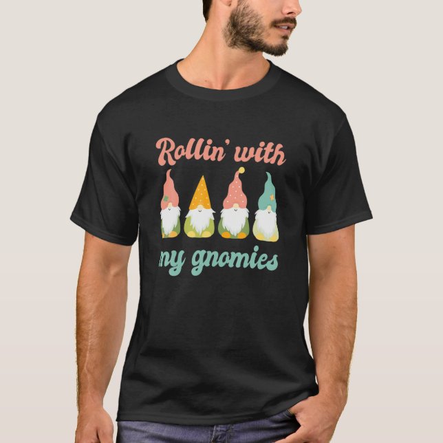 Camiseta Rolling With My Gnomies Funny Gnome Pun Xmas Garde (Anverso)