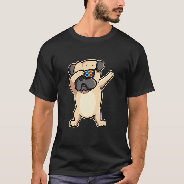 Camiseta Rompecabezas de gafas de sol de pug haciendo dabbi (Anverso)
