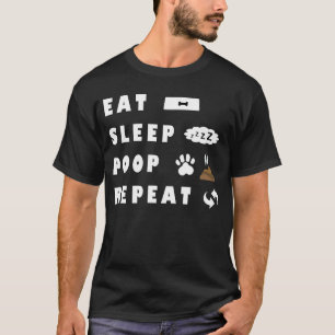 Camiseta ropa de chiste y diversión en la pila de perro
