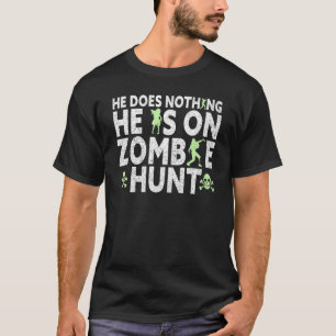Camiseta Ropa de Halloween para hombres él está en la caza
