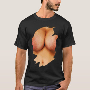 Camiseta Ropa rota que revela la ilusión de pecho de una mu