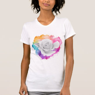 Camiseta Rosa blanca con fondo arcoiris