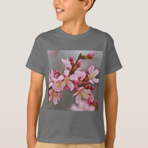 Camiseta Rosa Contra Un Cielo Gris Flor De Cerezo Japonesa