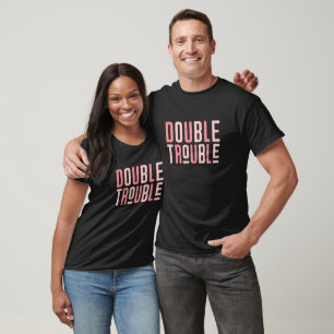 Camiseta rosa de doble problema