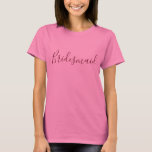 Camiseta Rosa de la dama de honor<br><div class="desc">Una camiseta preciosa para su dama de honor,  esta camiseta del rosa ofrece a la "dama de honor" escrita en el texto precioso de Borgoña.  ¡Compre su camiseta de la dama de honor hoy!</div>