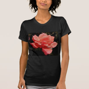 Camiseta rosa de melocotón y gotas de lavado