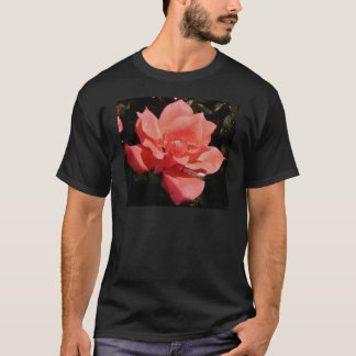 Camiseta rosa de melocotón y gotas de lavado