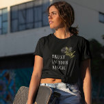 Camiseta Rosa Gótico Confianza En Tu Magia<br><div class="desc">Camiseta gótica y oscura con ilustracion de rosas negros con un texto que dice "confía en tu magia".</div>
