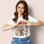 Camiseta Rosa Pastel personalizado con foto y nombre de per<br><div class="desc">¡Muestra tu amor por tu amigo con nuestra camiseta personalizada de fotos de perro rosado Pastel! Esta camiseta básica de manga corta de mujeres tiene un suave fondo rosa pastel, personalizado con una foto de tu amado perro y su nombre. Perfecto para el desgaste informal, esta camiseta combina confort y...</div>