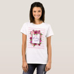 Camiseta Rosa rosa y adormidera Floral Bouquet Bridesmaid<br><div class="desc">Camiseta de dama de honor con un ramo de flores compuesto por rosas rosa claro y espías rosados oscuros con muchas hojas verdes. Un marco se colocó encima para colocar el texto de su personalizado dentro. Decorado con un pequeño corazón rosado. El fondo es una suave tónica rayada rosa pastel....</div>