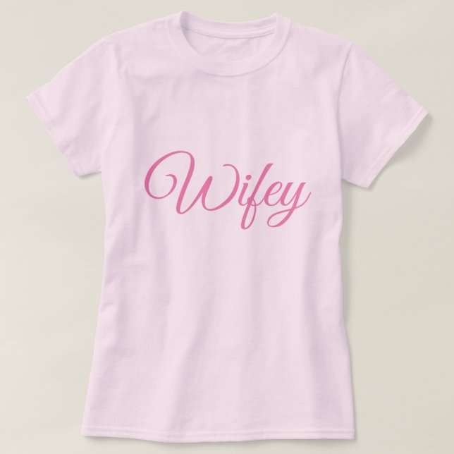Camiseta Rosa Wifey Rosada (Diseño del anverso)