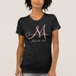 Camiseta rosada y blanca de la invitación de la<br><div class="desc">Camiseta elegante de la invitación de la boda del monograma. Manera pequeña pero elegante de documentar su boda con su inicial,  nombres y fecha en la esquina izquierda superior de la camisa. Usted puede escoger los colores y por supuesto el personalizar con su información personal.</div>