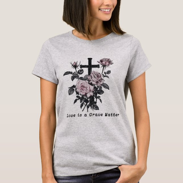 Camiseta Rosas del cementerio gótico oculto y cruza (Anverso)