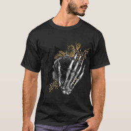 Camiseta Rosas negros con mano esquelética sobre gótico neg