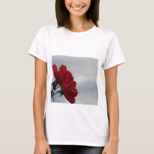 Camiseta Roses rojos contra un brillante cielo azul