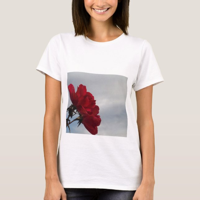 Camiseta Roses rojos contra un brillante cielo azul (Anverso)