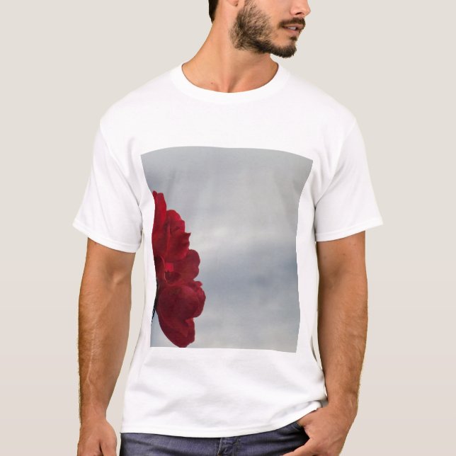 Camiseta Roses rojos contra un brillante cielo azul (Anverso)