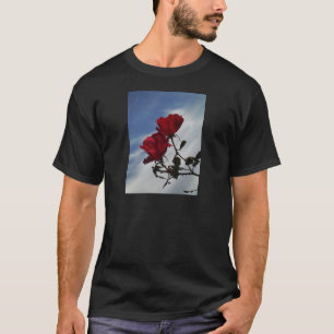 Camiseta Roses rojos contra un brillante cielo azul