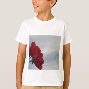 Camiseta Roses rojos contra un brillante cielo azul