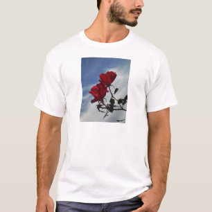 Camiseta Roses rojos contra un brillante cielo azul
