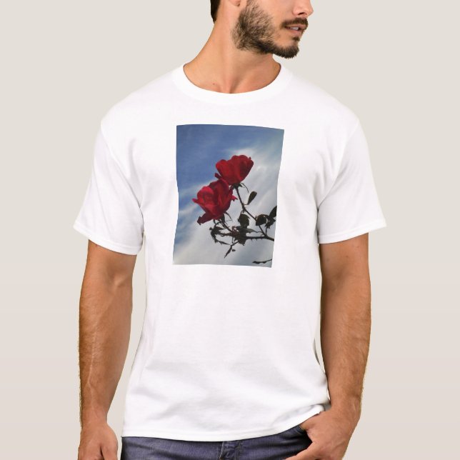 Camiseta Roses rojos contra un brillante cielo azul (Anverso)
