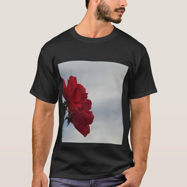 Camiseta Roses rojos contra un brillante cielo azul (Anverso)
