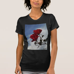 Camiseta Roses rojos contra un brillante cielo azul