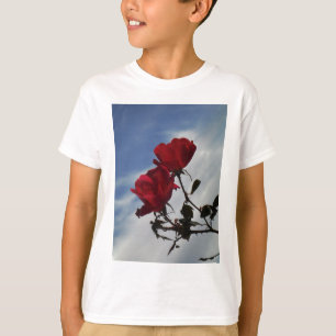 Camiseta Roses rojos contra un brillante cielo azul