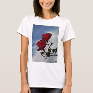 Camiseta Roses rojos contra un brillante cielo azul
