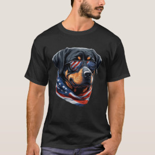 Camiseta Rottweiler en gafas de sol y bandera A 4 de julio 