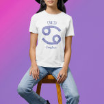 Camiseta Rótulo Astrología de Cáncer de bonito Cumpleaños P<br><div class="desc">Esta camiseta personalizada de Cáncer de bonito morado y lavanda presenta su signo astrológico del Zodiac en un brillo hermoso como las constelaciones. Personalizar este lindo regalo de té con tu nombre en bello guión cursivo para alguien con un cumpleaños de finales de junio o principios de julio.</div>