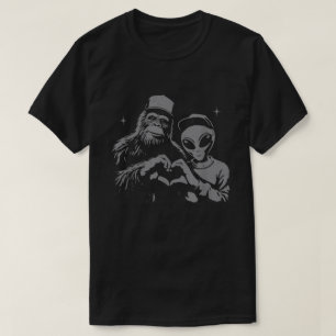 Camiseta Rótulo De Mano De Amor Bigfoot Y Alien Sasquatch
