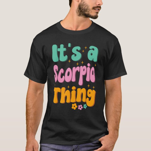 Camiseta Rótulo Escorpio Zodiaco estilo Hippie 70 (Anverso)
