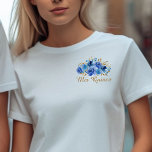 Camiseta Royal Blue Floral and Gold Leaf Mis Quince<br><div class="desc">Rosa Real Azul y Camiseta Dorada Floral Mis Quince con texto totalmente editable. Elegante diseño floral con flores de color rosa y hojas en tonos azules y dorados. Diseño de moda moderno para sus viajes de 15 años de compras y prácticas de baile. Por favor, navegue por mi colección de...</div>