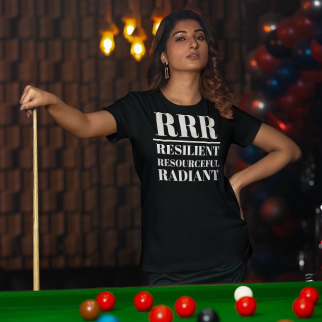 Camiseta RRR: resiliente, respetuoso, radiante (Young woman wears a "RRR:Resilient, Resourceful, Radiant" black t-shirt.)