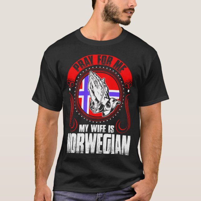 Camiseta Ruegue para mí que mi esposa es divertida noruego (Anverso)