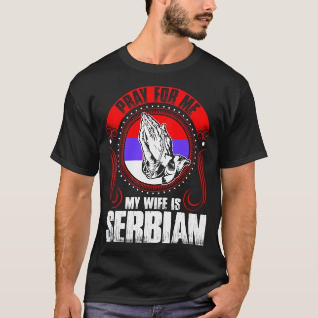 Camiseta Ruegue para mí que mi esposa es servio divertido (Anverso)