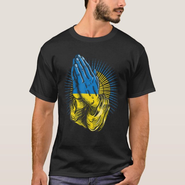 Camiseta Rueguen por Ucrania rezando manos por el apoyo de  (Anverso)