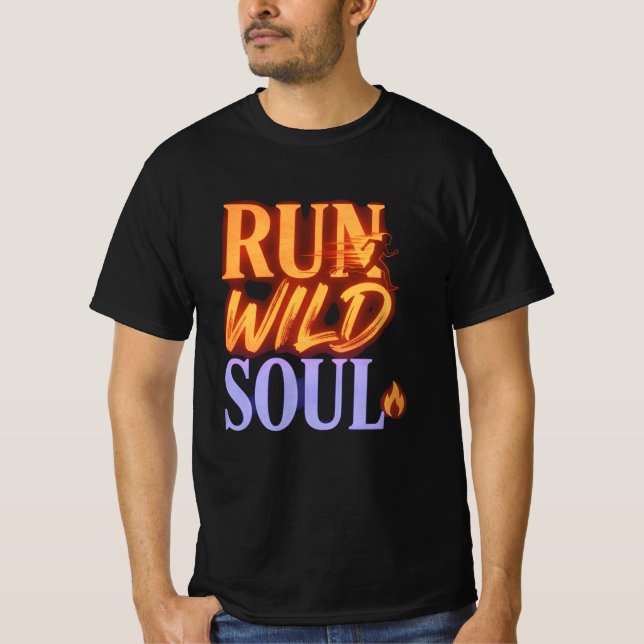 Camiseta Run Wild Soul Graphic Tee - Nature Adventure Quote (Anverso)